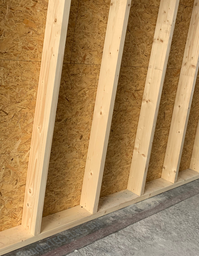 Holzständerwand mit OSB-Beplankung.